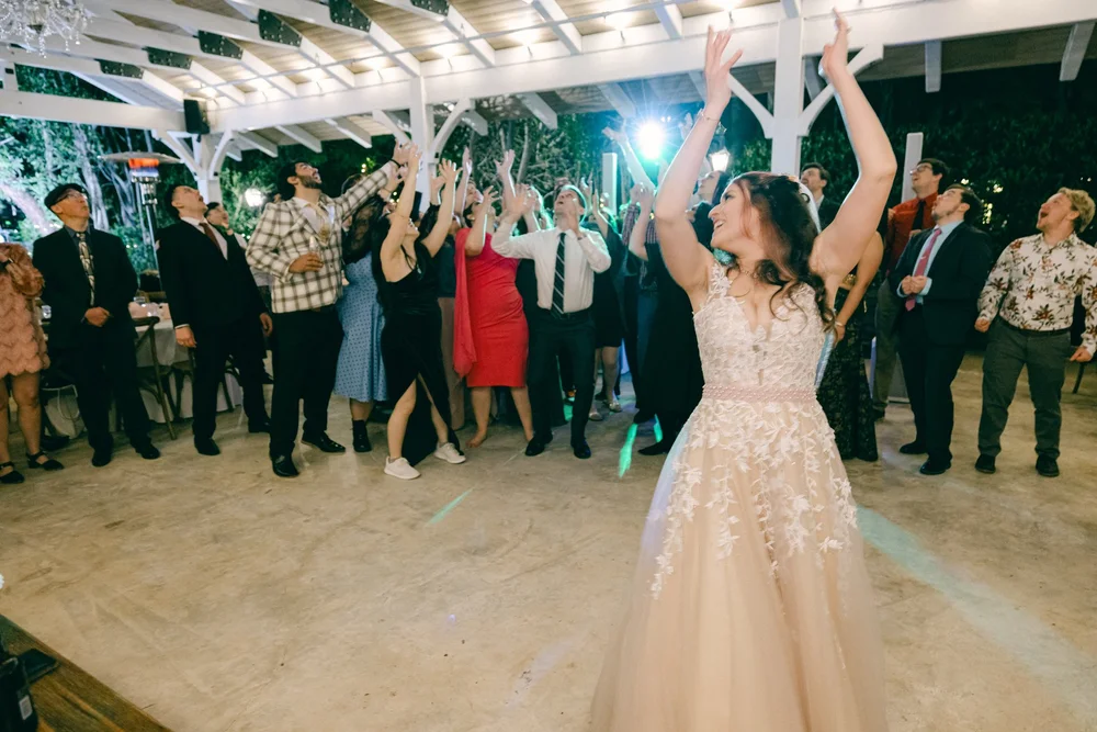 eden-gardens-wedding-bouquet-toss